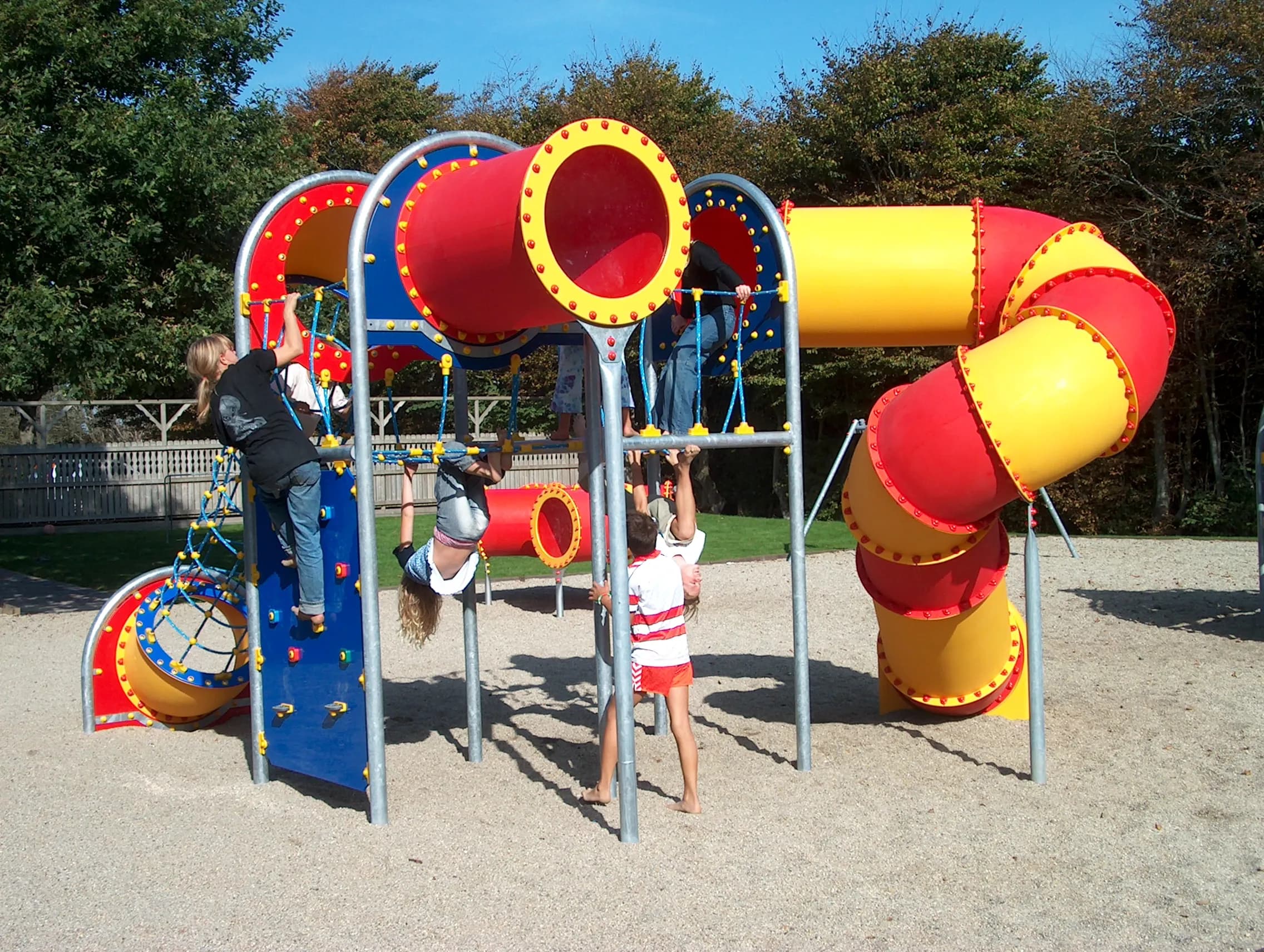 Langlebige Spielgeräte für Schulen und Kitas