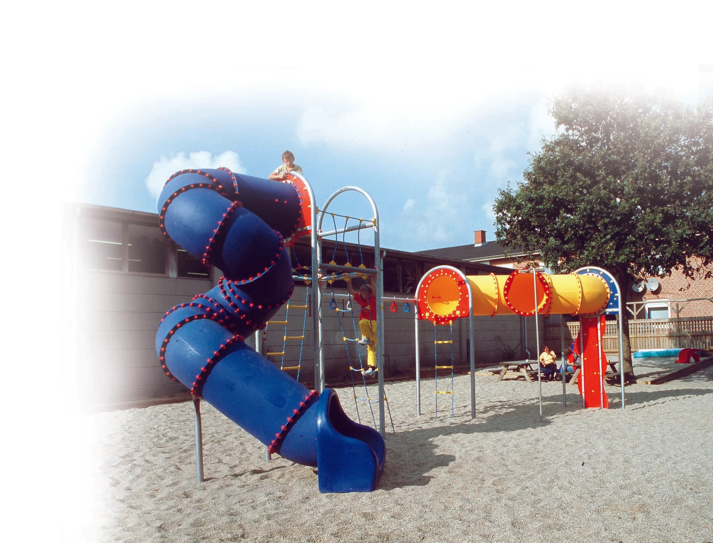 Langlebige Spielgeräte für Schulen und Kitas