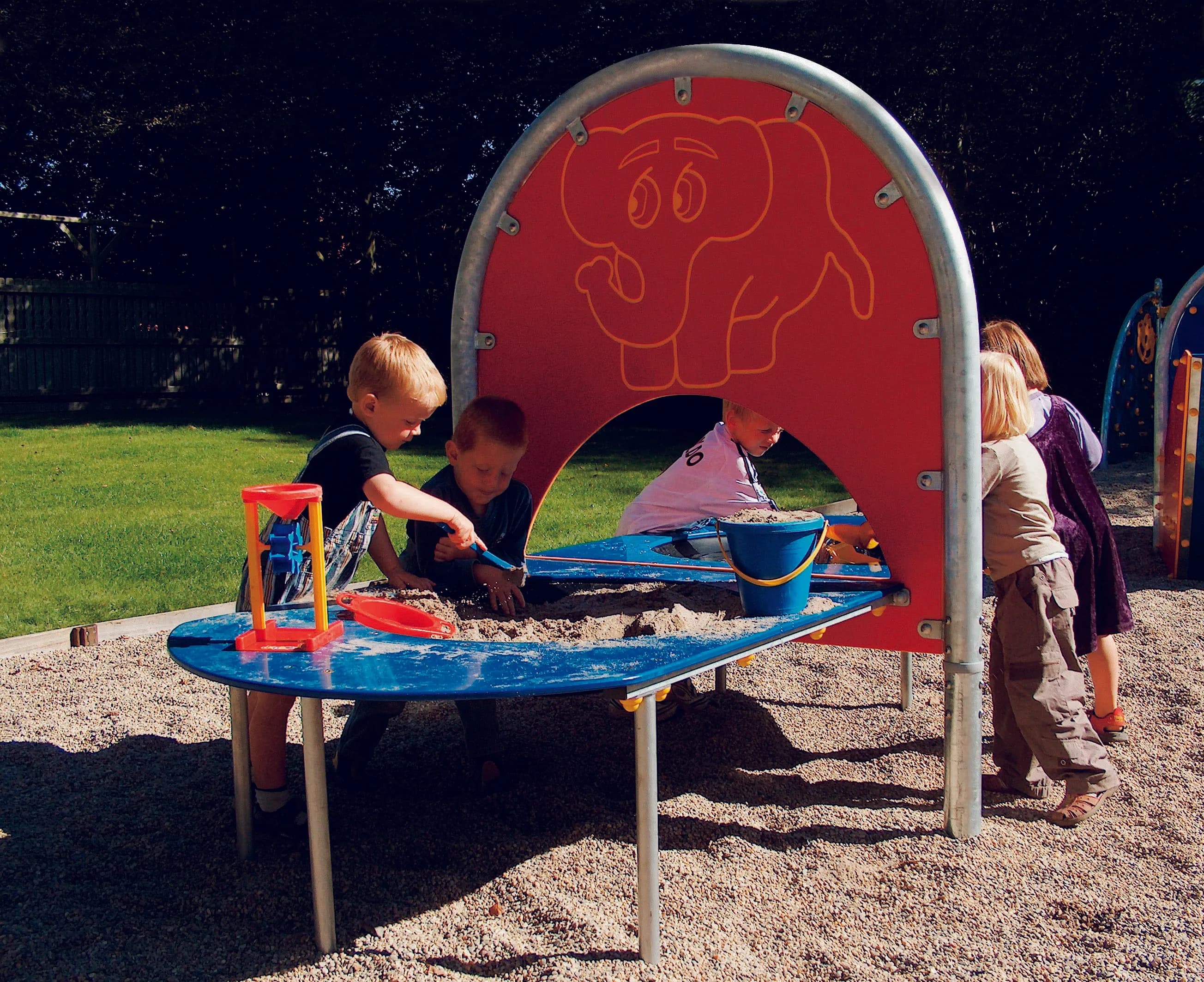 Langlebige Spielgeräte für Schulen und Kitas