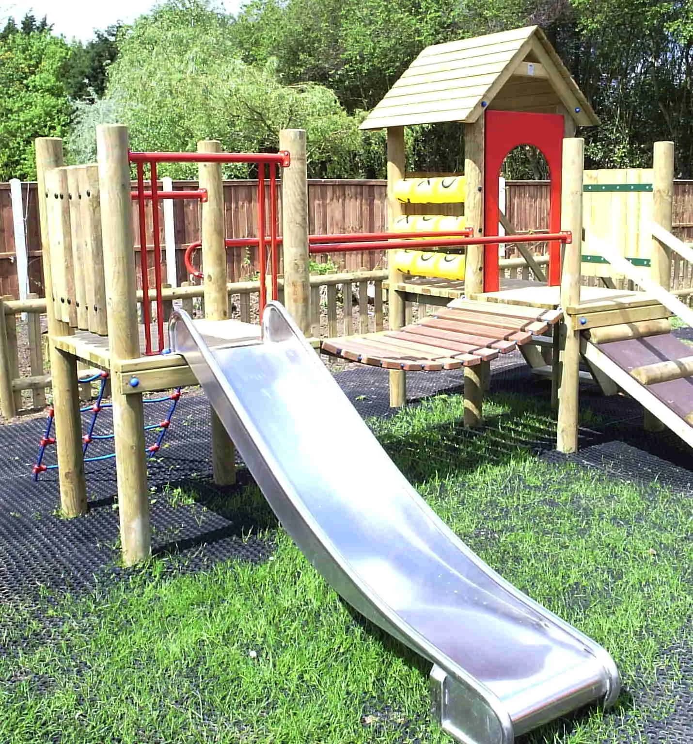 Erstklassige Spielplatz-Rutschen individuell anfertigen lassen