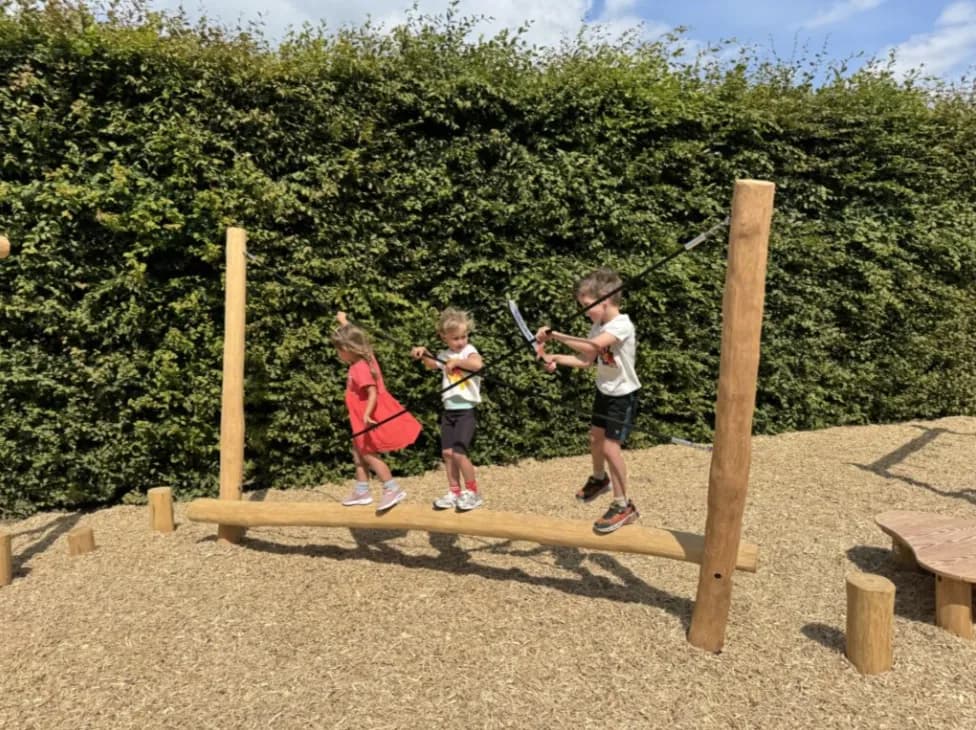 Abwechslungsreiche Motorik-Spielgeräte für Kommunen – sichere Bewegungsparcours für Outdoor-Bereiche 2