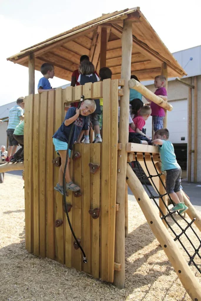 Nachhaltige Spieltürme für Kindergärten bestellen