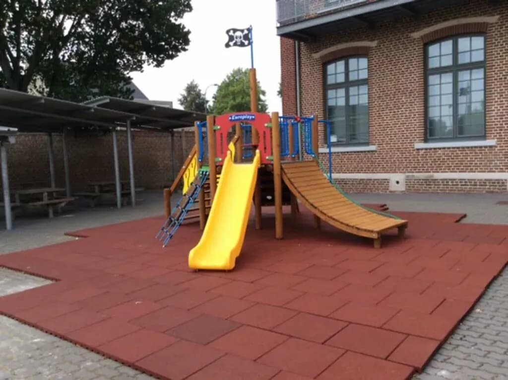 Fallschutzplatten für Spielplätze kaufen – Inklusive Beratung und Zubehör