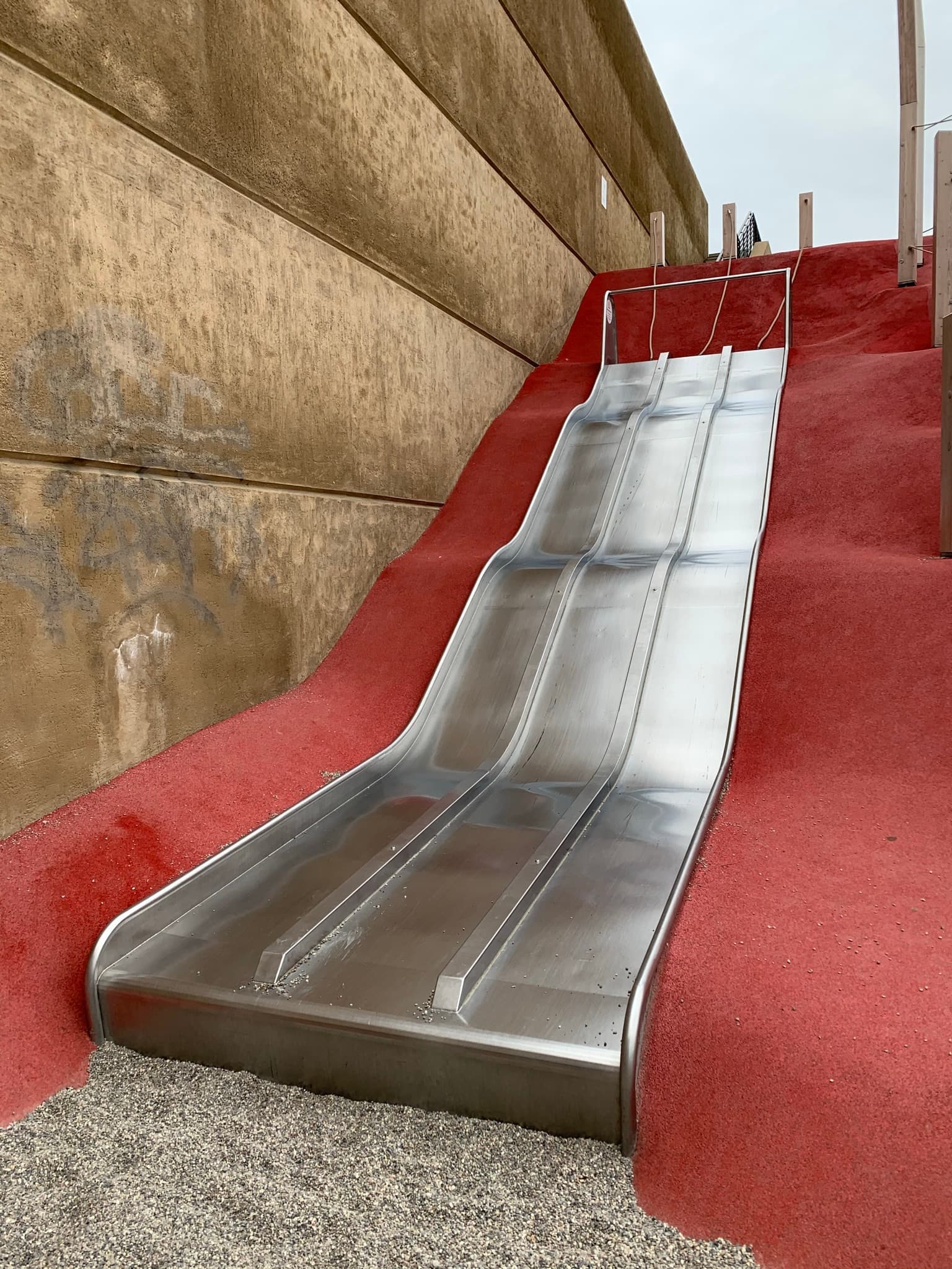 Spielplatzrutschen in vielen Längen, Ausführungen und Materialien