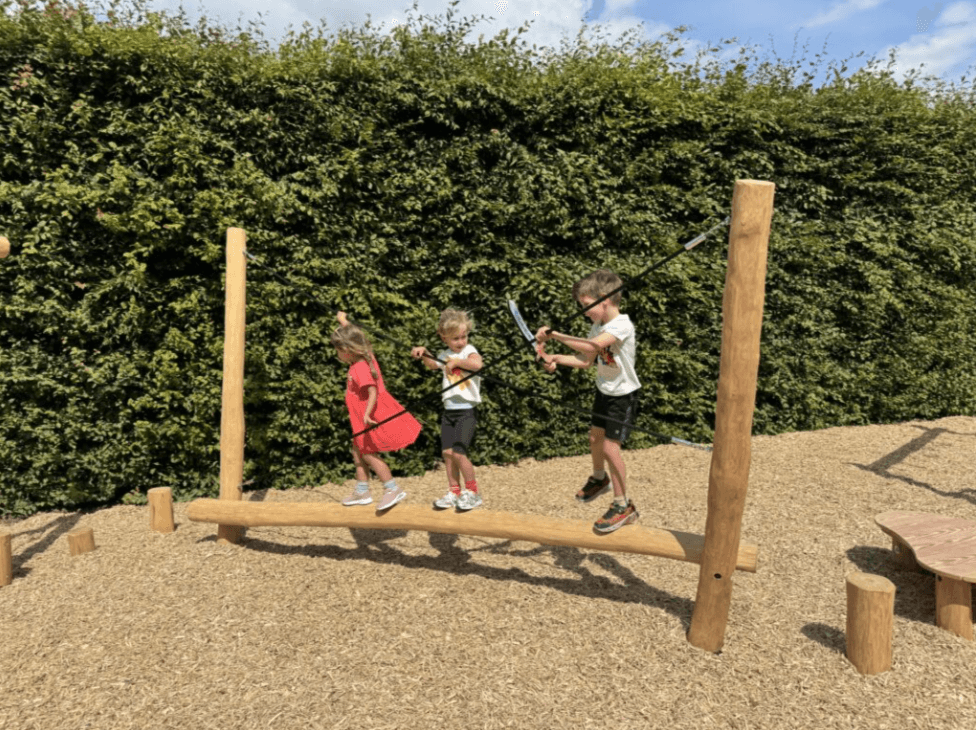 Abwechslungsreiche Motorik-Spielgeräte für Kommunen – sichere Bewegungsparcours für Outdoor-Bereiche